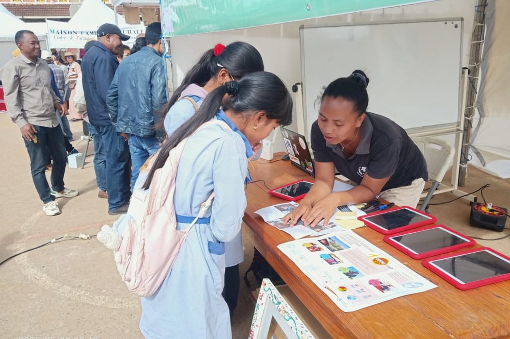 Un coordinateur de projet TSF spécialisé dans l'inclusion numérique sensibilise à l'utilisation sécurisée des outils numériques. Madagascar, 2025.
