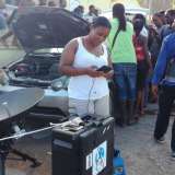 Des habitants la Dominique se reconnectent &agrave; leurs proches apr&egrave;s l'ouragan Maria en 2017